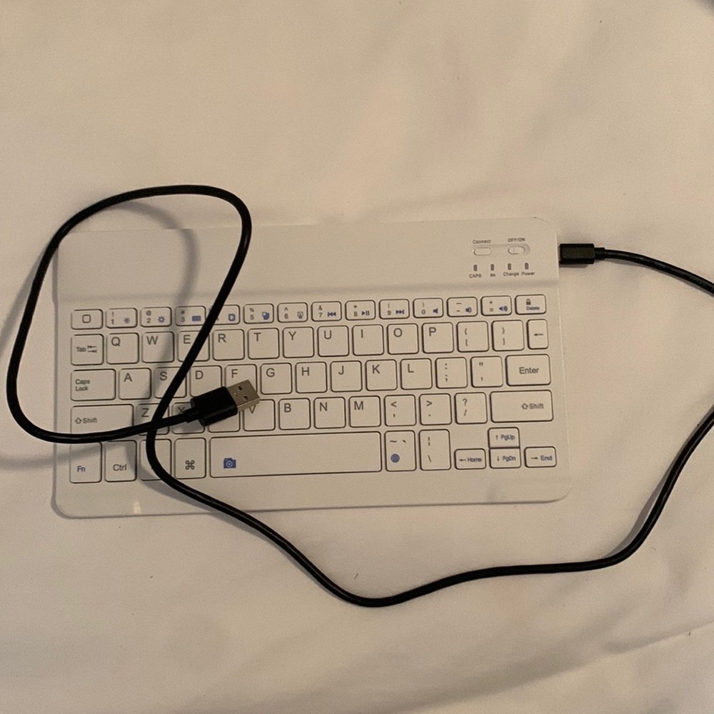 IPAD WIHITE KEYBOARD W. Cable